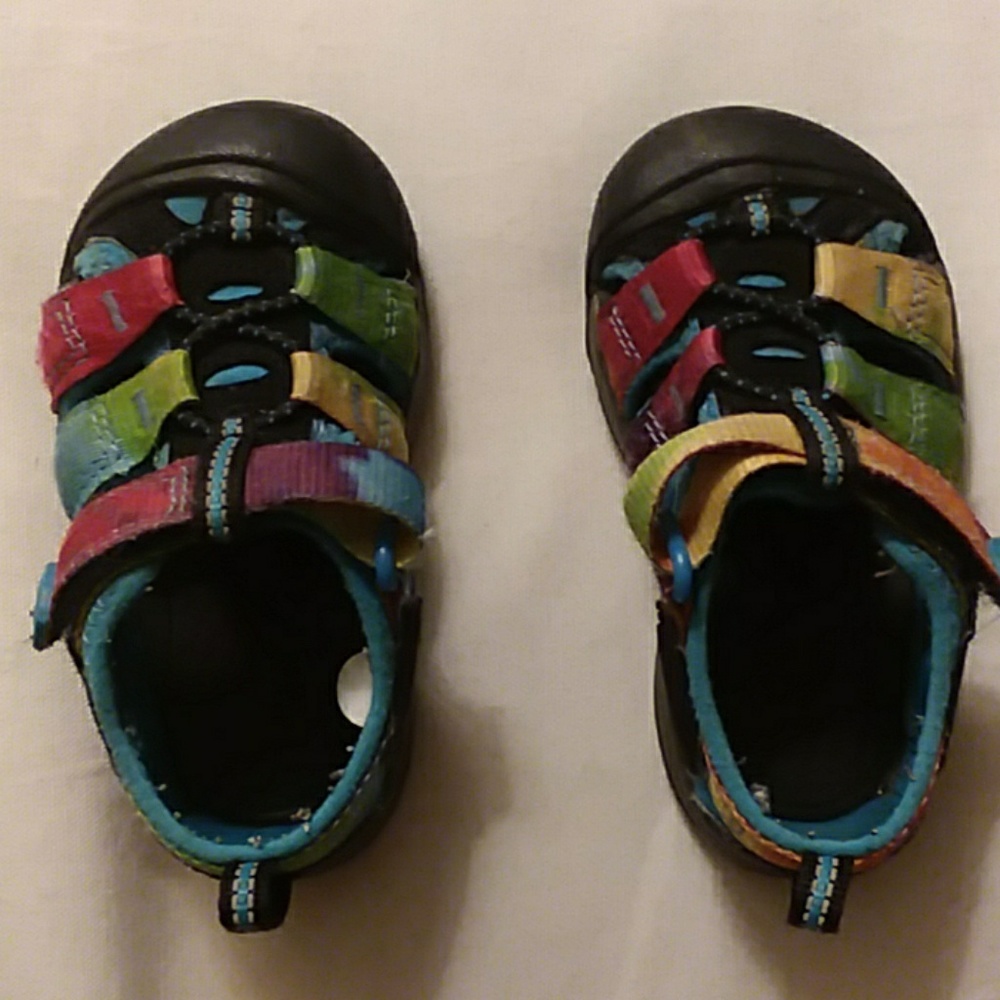 Sandel keen size 6 rainbow